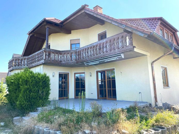 Freistehendes Einfamilienhaus mit Einliegerwohnung und Garage in ruhiger Lage (Sackgasse) von Brakel – Gartenansicht