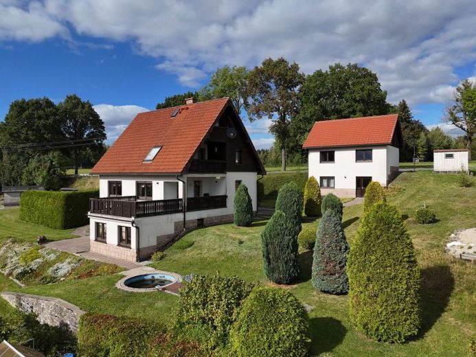 Wohnen im Grünen: mit großem Grundstück, Balkon & Garage in Schöneck – Foto 1
