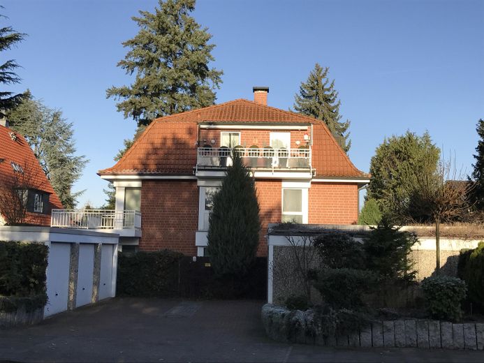 Helle schöne 2-Zimmer-Wohnung mit SW-Balkon und Blick ins Grüne in Kirchrode – Außenansicht mit Garage