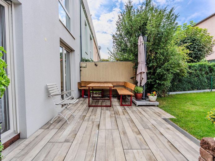 Südstadtpark'ta Ev – bahçeli ve çatı teraslı modern sıra ev – Terrasse