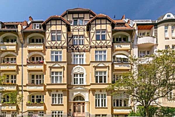 Stijlvol volledig gemeubileerd appartement van 65 m² in een oud gebouw met balkon – direct aan het Stadtpark Steglitz