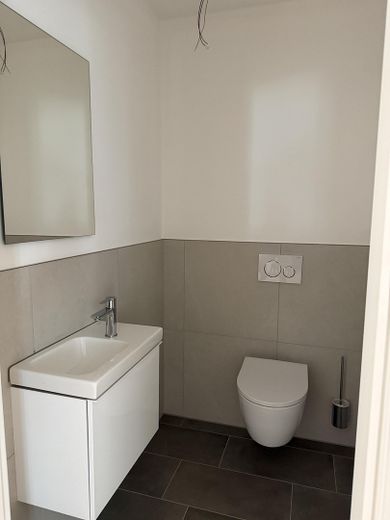 Komfortwohnen im Neubau mit Aufzug, Tiefgarage und Kühlung – Gäste-WC