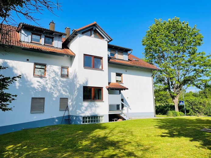 Wohnen in Überlingen: Großzügige 3-Zimmer-Oase mit Balkon, Aussicht & 2 Stellplätzen – Rückansicht 