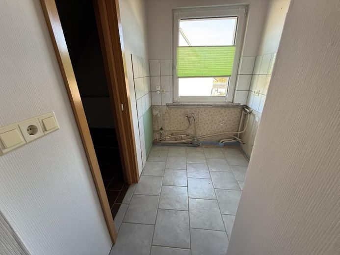 Dieses Einfamilienhaus ist in Massivbauweise mit viel Nebengebäude – Bild 11