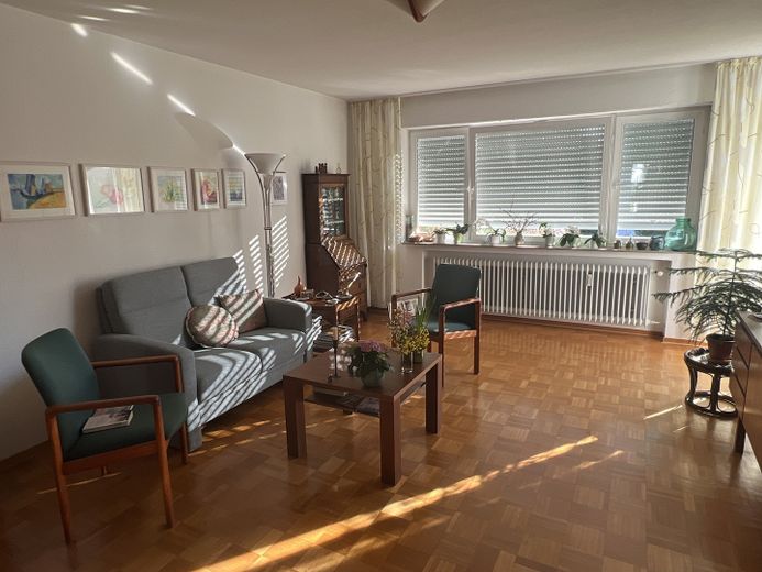 2,5 Zi-Wohnung Hochparterre mit Nord und Süd Balkon in ruhiger Lage, Tiefgarage, geringe Nebenkosten – Wohnzimmer