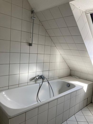 Helle DG Wohnung , 4 Zimmer, in Mannheim Käfertal – Bad mit Wanne