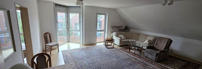 Jasne 3-pokojowe mieszkanie na poddaszu, 90 m², balkon, winda i zabudowana kuchnia – Spelle-Mitte, wolne od października – Wohnzimmer mit viel Licht