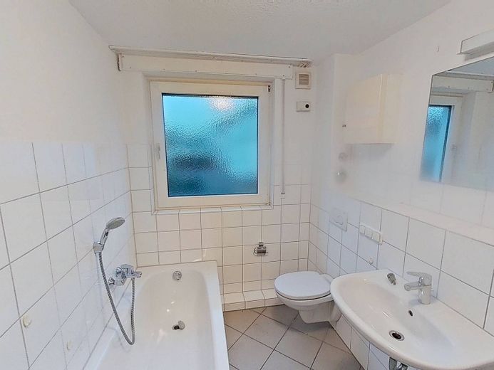 TRASFERITEVI SUBITO E RISPARMIATE: moderno appartamento di 3 locali con bagno con luce naturale e ampio BALCONE – Ansicht I: Badezimmer