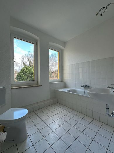 Świeżo odnowione, kuchnia w zabudowie + miejsce parkingowe w cenie: 67 m² w kamienicy za jedyne 371 € czynszu bez opłat! – Zdjęcie 5