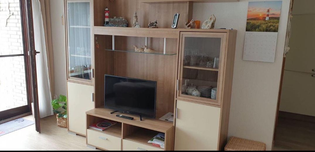 Möbliert und bezugsfertig: 2-Zimmer-Wohnung nahe Büsum – Wohnzimmer
