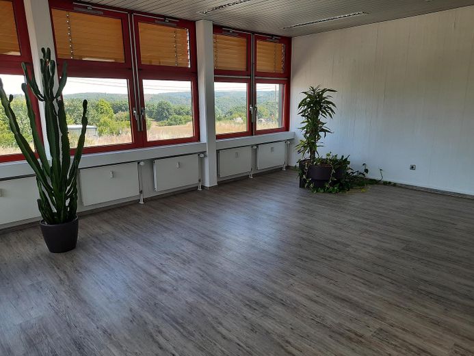 Verwaltungsgebäude, bei Bedarf mit kleiner Halle, Ortsteil 53577 Neustadt/Wied, zu vermieten – Büro Strassenseite 36