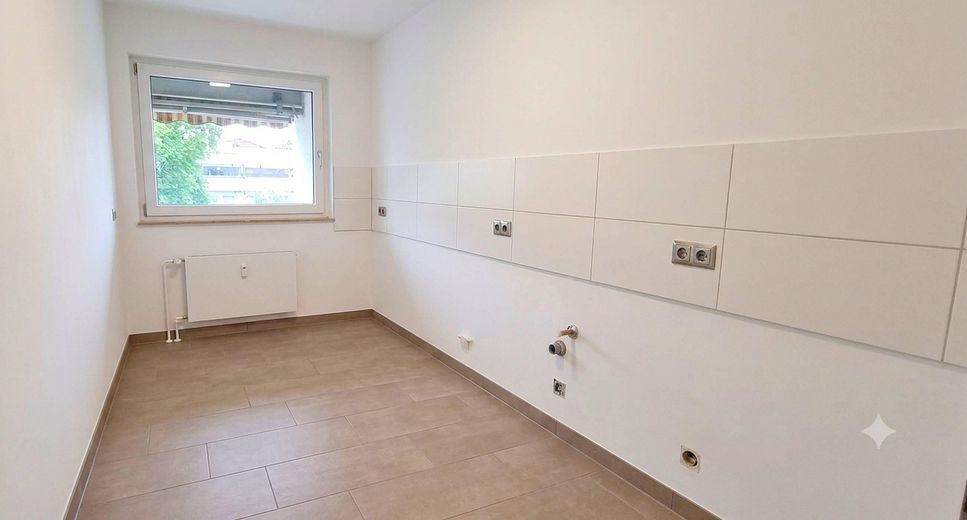 Sanierte 2-Zimmer Wohnung; Loggia mit Blick ins Grüne, ruhig gelegen, 1km bis Stadtzentrum – Küche