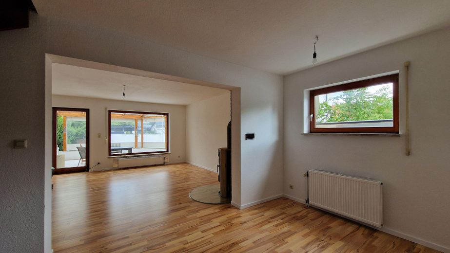 Casa a schiera di testa con camino e moderno impianto di riscaldamento ibrido a gas a Berlino-Rudow – Ess- und Wohnzimmer