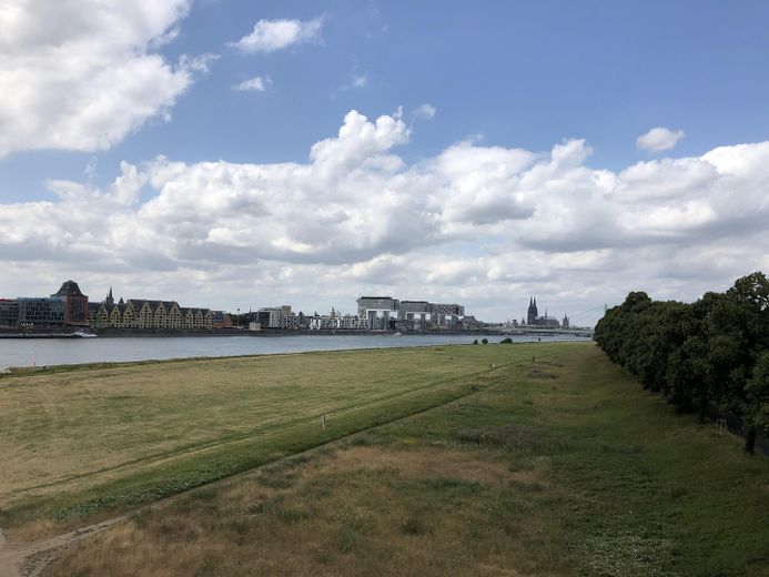Modernisierte Anlageimmobilie nahe Deutzer Hafen mit langfristigem Entwicklungspotential – Poller Rheinwiesen
