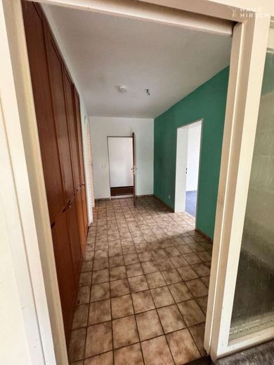 Renovierungsbedürftige Dreizimmerwohnung mit traumhaftem Ausblick – Wohnungseingangsbereich