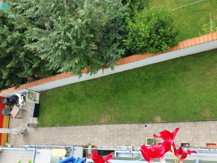 3,5 Raum-Whg. City, 2 Balkone, modernisiert, Bad: Wanne + Dusche + Fenster – Blick in den Garten