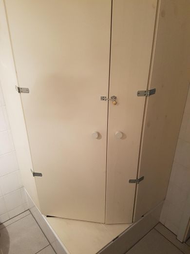 3 Apartments einzeln oder zusammen als Wohnung, TG, Stellplatz, dazu Garten mietbar – Bad Süd: Putzschrank