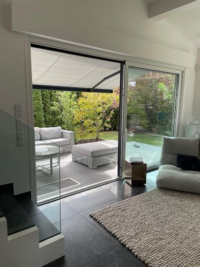 Casa unifamiliare progettata da un architetto con soleggiato orientamento sud-ovest – Ausblick Terrasse und Garten