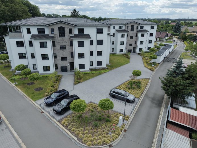 Moderne 4-Zimmer-Wohnung mit großzügiger, überdachter Terrasse/Balkon, Aufzug & Wärmepumpe – Foto 1