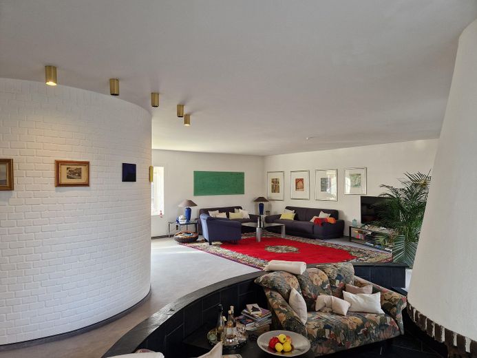 Freistehendes, individuelles  Architektenhaus mit separat gelegener Einliegerwohnung – Wohnbereich mit Innenkamin