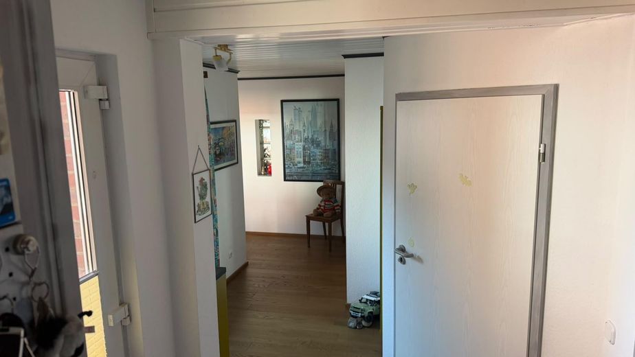 Freistehendes Einfamilienhaus mit Einliegerwohnung – Diele z. Wohnzimmer
