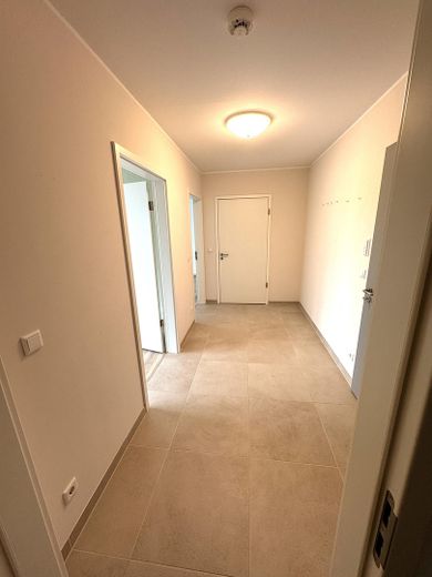 Zo goed als nieuw appartement in een meer-generatiewoning met garage, geschikt voor ouderen en drempelvrij – Flur, Blick zum Bad