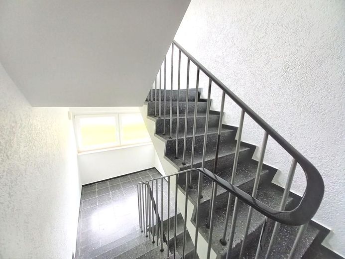 CITYHOUSE: Gut geschnittene Etagenwohnung mit großem Balkon, Keller und eigener Garage – Helles Treppenhaus