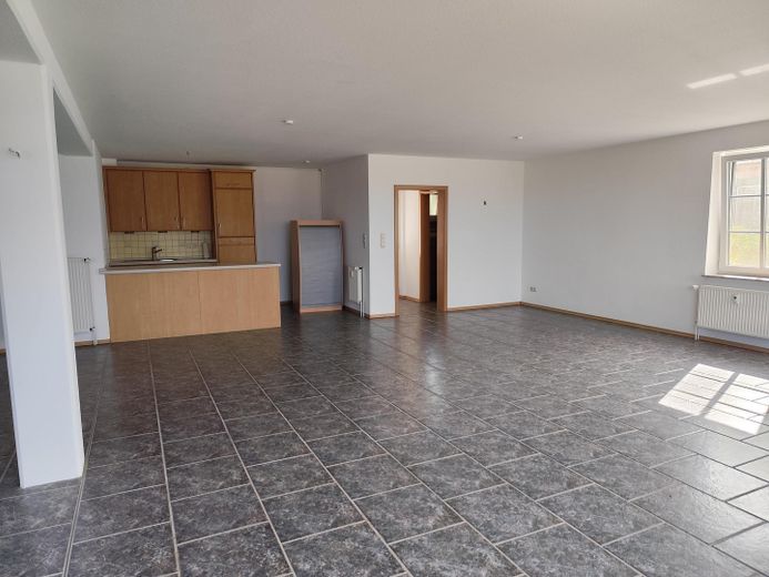 Locale luminoso con terrazza esposta a ovest, 85 mq, ad es. per ufficio, corsi, atelier, DISPONIBILE DA SUBITO! – Blick von West nach Ost