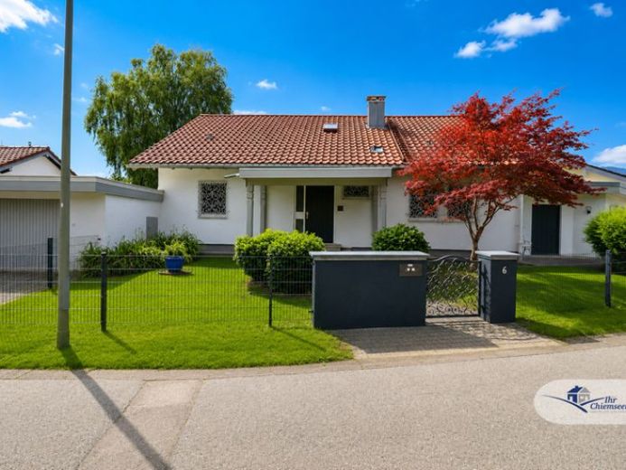 Großzügiges Einfamilienhaus zwischen Chiemsee und Kampenwand – attraktives Wohnen mit Bergblick und sonnigem Grundstück in Bestlage – Foto 1