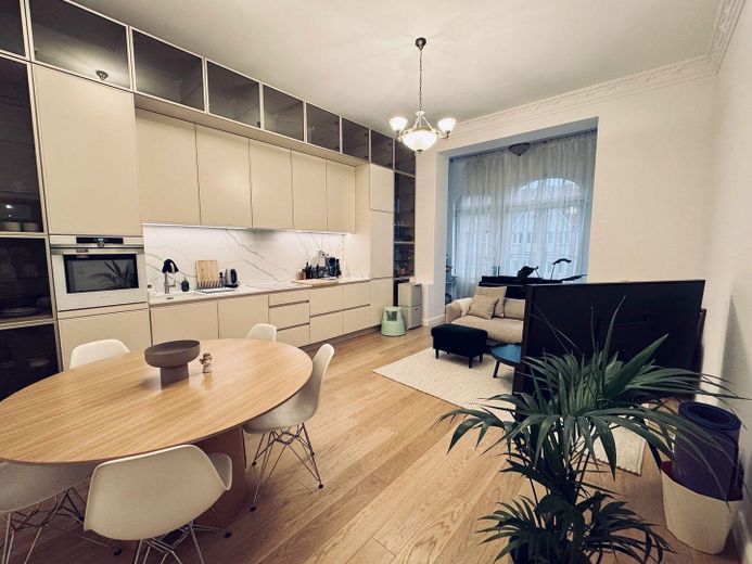 Kernsanierter Altbau mit Aufzug im 3. OG: 2 Zimmer, Designküche & Einbauschränke & Vorhänge nach Maß – Foto 32