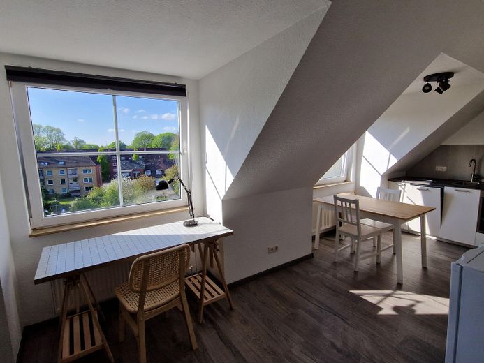 Luminoso, moderno, céntrico: elegante apartamento de 1 habitación (vacío o amueblado) – Schreibtisch, Küche
