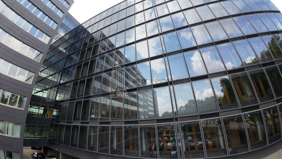ATIK: Repräsentative Büroflächen in hervorragender Lage mit viel Tageslicht – Drohnenaufnahme