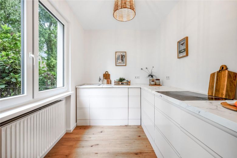 Frisch renoviertes Familienglück mit 5 Zimmern und Garten in Bremen-Vegesack – Küche