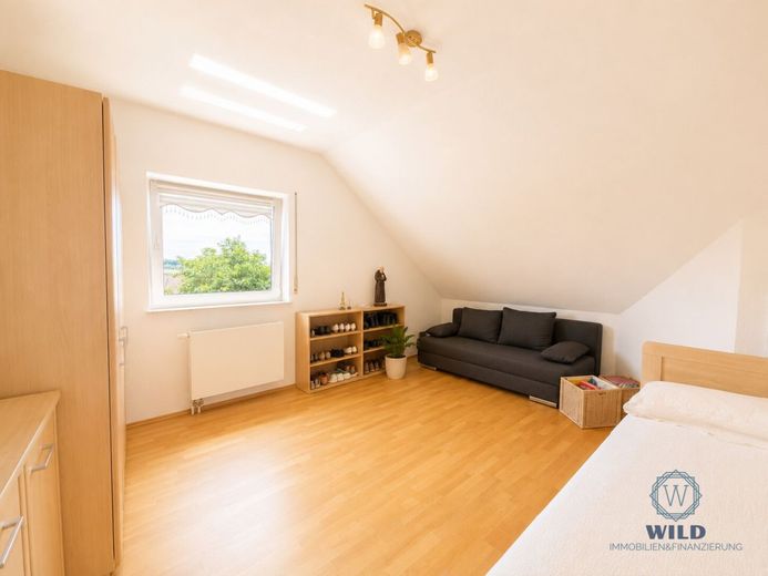 Ein Zuhause mit Zukunft - wertbewusst renoviert, nachhaltig gedacht, in Püttlingen gelegen. – Schlafzimmer-OG-2