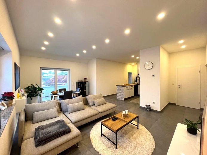 Modern 3-room apartment with balcony, fitted kitchen and underfloor heating – Foto 1