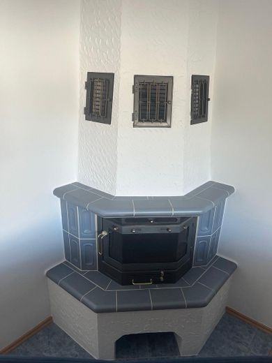 Stilvoller Kamin im Wohnraum