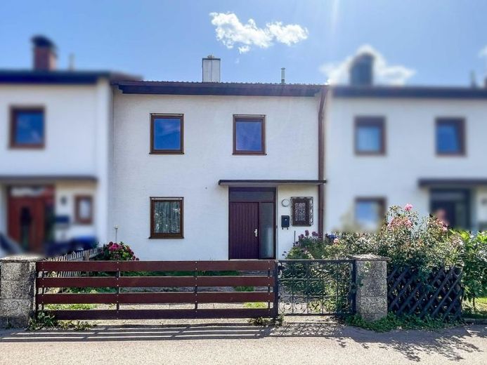 Familienglück mit Potenzial – Reihenmittelhaus mit kleinem Garten und Einzelgarage in Rosenheim – Фото 1