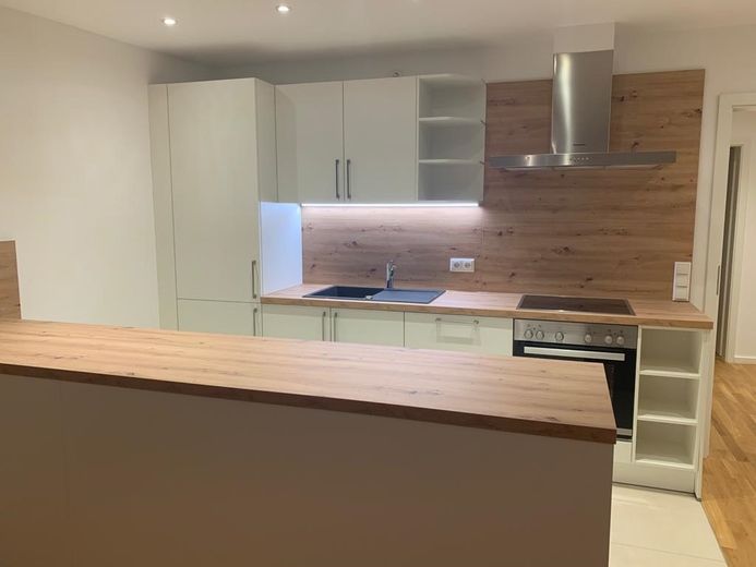 Appartamento con 3 locali, bella cucina componibile e ampio balcone in affitto! – Küchenzeile mit Theke