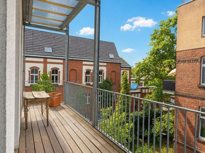 Traumhafte, sanierte Vierzimmer-Altbauwohnung mit großer Balkonterrasse – Foto 1