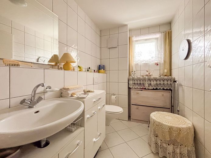Modernes Wohnen im Europaviertel: Gepflegte 2-Zimmer-Wohnung (Bj. 2003) mit Balkon &amp; TG Stellplatz – Badezimmer