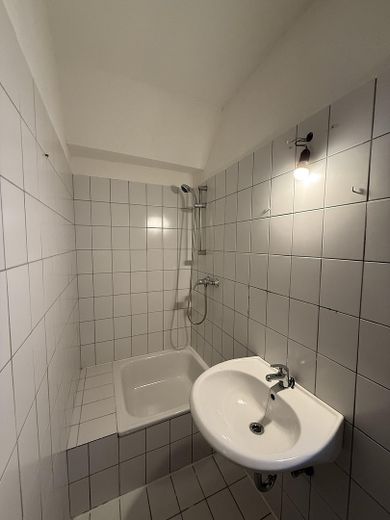Helle 2-Zimmer-Wohnung mit Tageslichtbad – Badezimmer 