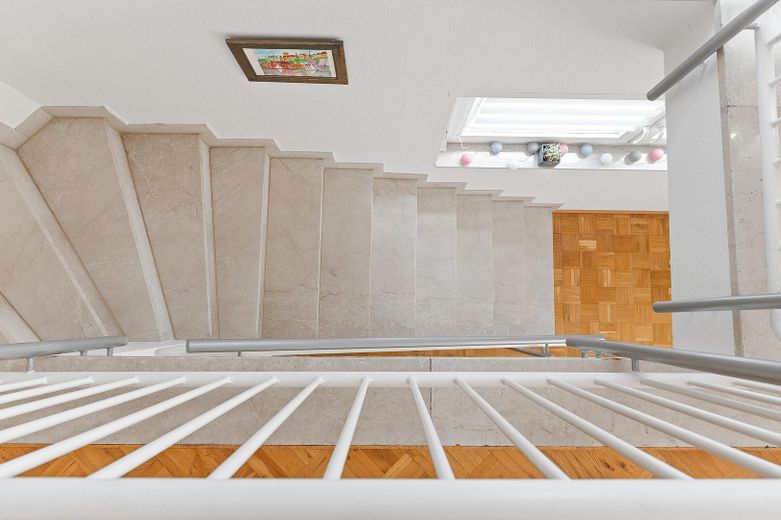 2-Etagen-Wohnung mit 2 Bädern, EBK, Terrasse, Balkon, PV-Anlage & 2 TG-Stellplätze – Treppenhaus