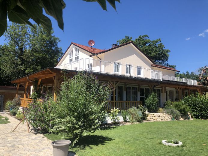Aile/kuşaklar/work-life konutu, 4-6 birim, yaklaşık 600 m² kullanım alanı, 2017'de komple yenilenmiş – Ansicht Südwest