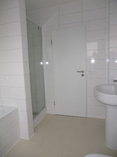 Schicke neuwertige Wohnung 89m² 1 OG – Bad /Dusche