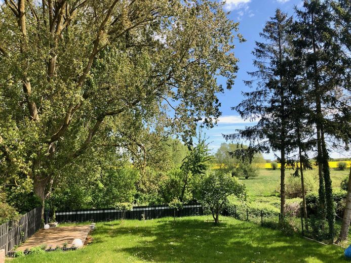 Schönes, solide saniertes und bezugsfertiges Haus auf Rügen mit Photovoltaik – Garten mit Wiesen
