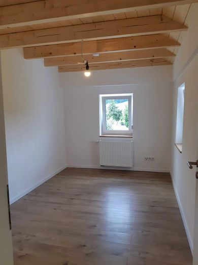 Kernsaniertes Einfamilienhaus mit Ausblick in ruhiger Lage – Zimmer 2
