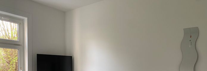 TV und Sessel mit Schlaffunkt.
