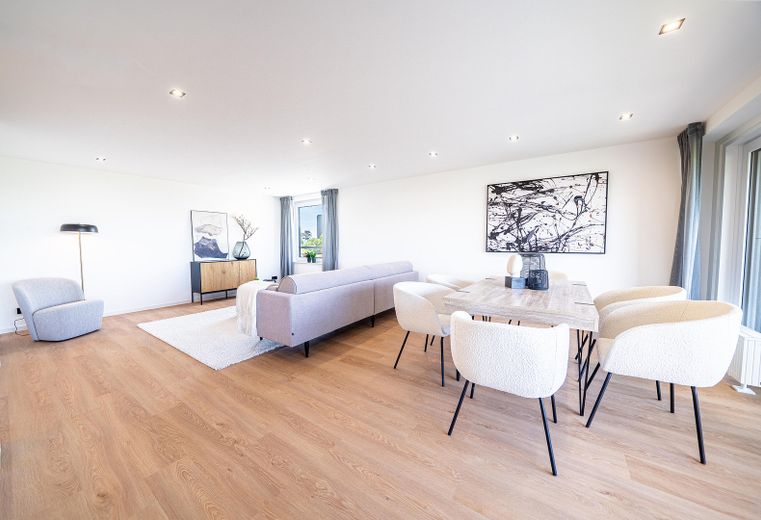 Sofort bezugsfrei: Barrierefreie 135m²-Wohnung (3 Zi.) mit Balkon, Stellplatz, Pool & Sauna – Wohnzimmer & Esszimmer 1