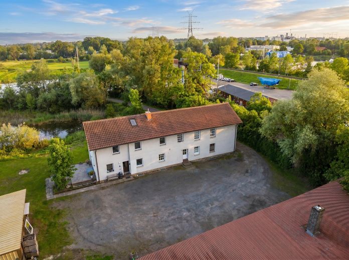 Einzigartiger Resthof / Schwinger Yachthafen / 3 Wohneinheiten, Reitanlage & Pferdestall / Stade – Wohngebäude im Sonnenaufgang