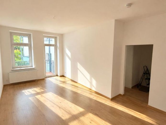 NEU-Sanierte 2-Zimmer mit Balkon, Wannenbad und Laminat in zentraler Lage! EBK mgl. – Foto 1